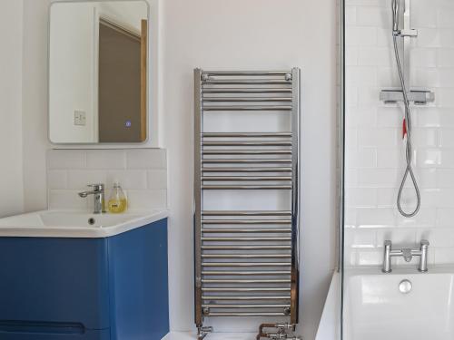a bathroom with a sink and a shower at The Annexe The Roost in Godshill