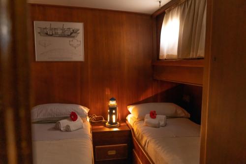 een kleine kamer met 2 bedden en een raam bij Barca sul fiume Magra LaSpezia in Luni