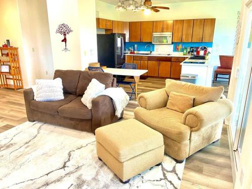 Η κουζίνα ή μικρή κουζίνα στο THE HONOMU HOUSE - Gorgeous, Spacious 4Bd2Ba Home near Waterfalls and Hilo, Sleeps 12!