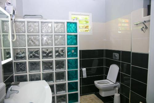 LES NUITS GALANTES MANDEVILLA MAISON PRIVÉE AVEC JACUZZI في سانت فرانسوا: حمام مع مرحاض ومغسلة
