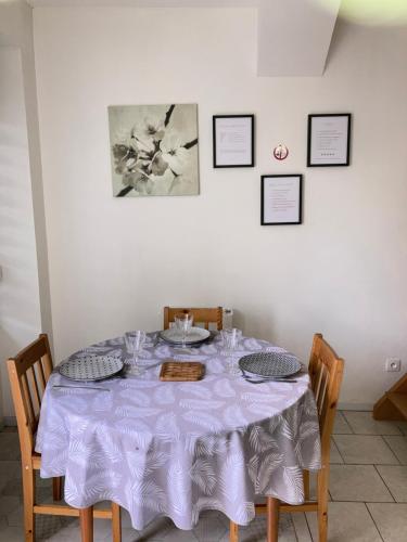 una mesa con un mantel púrpura. en A&JDuplex - Bonny sur Loire - Châteaux de Guedelon - Pont Canal, en Bonny-sur-Loire