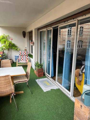 Grand appartement avec balcon et parking gratuit sur place