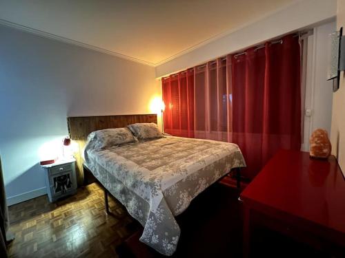 Grand appartement avec balcon et parking gratuit sur place
