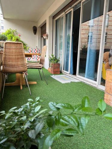 Grand appartement avec balcon et parking gratuit sur place