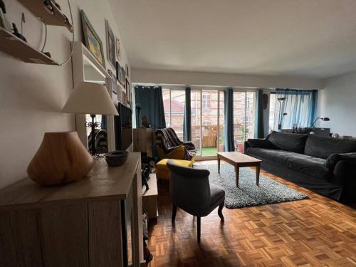 Grand appartement avec balcon et parking gratuit sur place