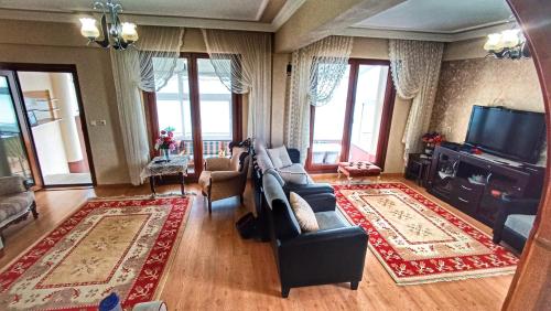 - un salon avec un canapé et une télévision dans l'établissement Tepedeki Ev, à Akcaabat