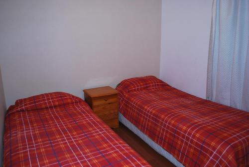 twee bedden naast elkaar in een kamer bij Apartamento Don Rodolfo in Antofagasta