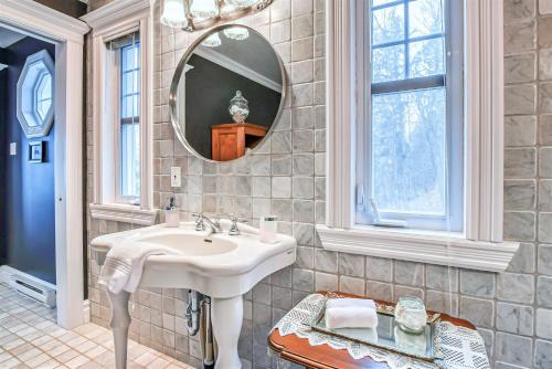 een badkamer met een wastafel en een spiegel bij LaBelle View in Labelle
