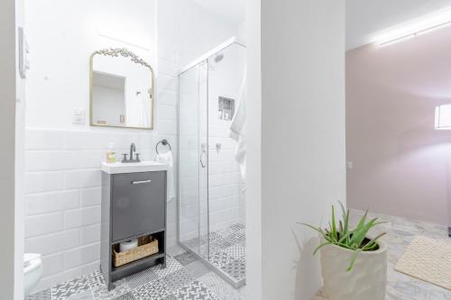 baño blanco con ducha y lavamanos en Casa Marina Habitacion Seattle, en Acámbaro