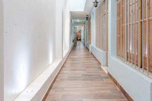 a corridor of an empty building with a long hallway at Casa Marina Habitacion Seattle in Acámbaro