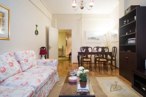 Atpūtas zona naktsmītnē Top-Rated 1-Bedroom Apartment in the Heart of Athens