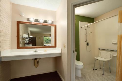 Ένα μπάνιο στο Days Inn by Wyndham Hardeeville/ I-95 State Line