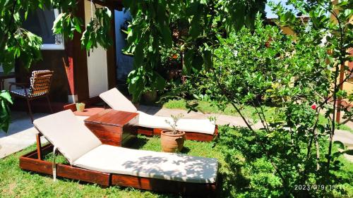 2 chaises et une table dans la cour dans l'établissement Apartman Stara Trešnja, à Kladovo