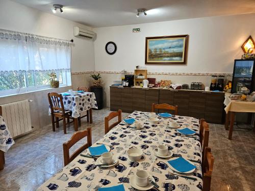 une salle à manger avec une table et des chaises ainsi qu'une cuisine dans l'établissement Casa Zanzibar Hotel, à Landeira