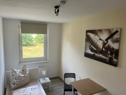 a room with a picture of a plane on the wall at Monteur-Pension N2 in Siemitz