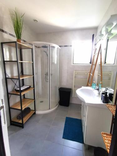 une salle de bain avec douche et lavabo dans l'établissement La villa du Veillon, à Talmont-Saint-Hilaire