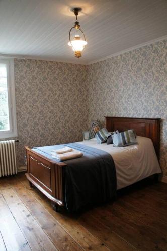 une chambre avec un grand lit dans une pièce dans l'établissement Entre Pierre et Vigne - Charming former Winery Farmhouse with Hot Tub & Swimming Pool, à Monestier