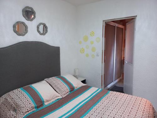 een slaapkamer met een bed en spiegels aan de muur bij Beautiful apartment. 5 minutos Aeropuerto Internacional de la Ciudad de México in Mexico-Stad