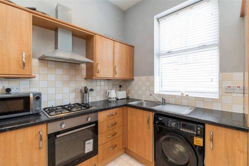 Η κουζίνα ή μικρή κουζίνα στο Modern Stylish Jesmond Apartment with parking.