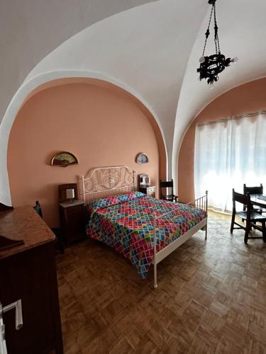 een slaapkamer met een bed in een kamer met een gewelfd plafond bij Da Concy in Fossacesia