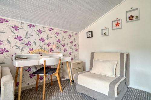 a small room with a desk and a chair at Baka Zlata Apartments in Petrovac na Moru