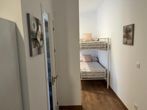 een kleine kamer met een stapelbed in een kamer bij Villa Valdelobos in Villarrobledo