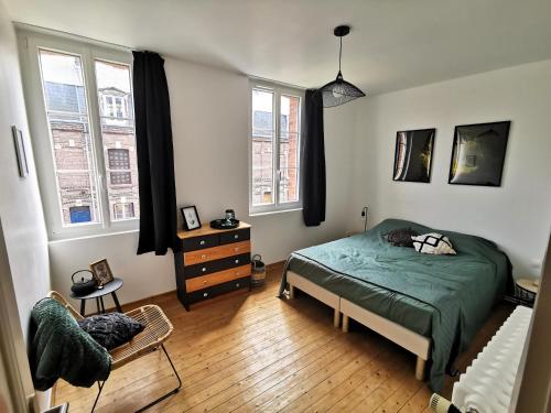 - une chambre avec un lit vert et 2 fenêtres dans l'établissement Gîte Chez Maupassant 6 à 8 personnes Fécamp, à Fécamp
