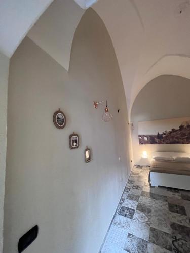 a bedroom with a bed in a white wall at Appartamento Standard Plus in Massafra