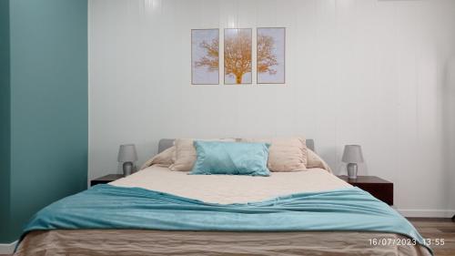 una camera con un letto con due immagini sul muro di Cantinho dos Remédios a Lajes