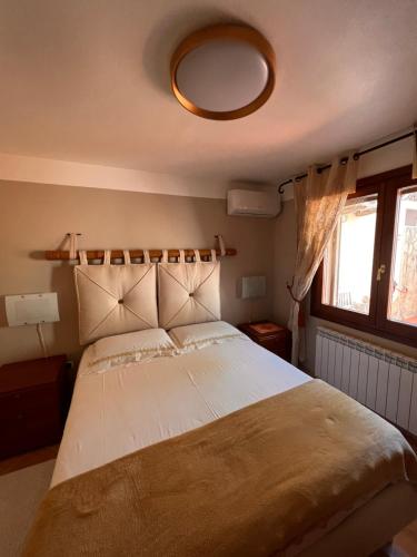 1 dormitorio con 1 cama grande y espejo en el techo en Villa Patrizia con piscina privata, en Stintino