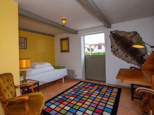 Zimmer mit einem Bett, einem Tisch und einem Teppich in der Unterkunft 6 person holiday home in Fr strup in Frøstrup