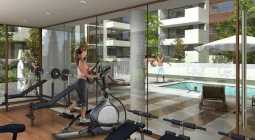 聖地亞哥的住宿－Hermoso Depto en sector alto de Las Condes，女子在健身房跑步机上锻炼的 ⁇ 染