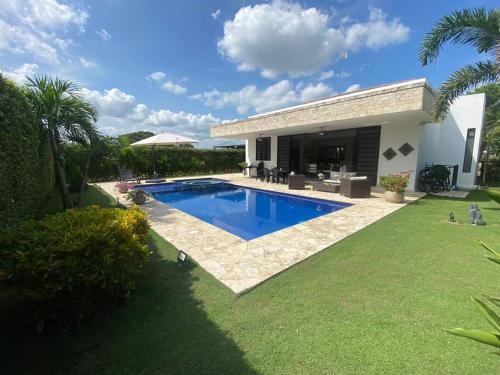 Kolam renang di atau dekat dengan Hermosa casa de campo con piscina Girardot flandes