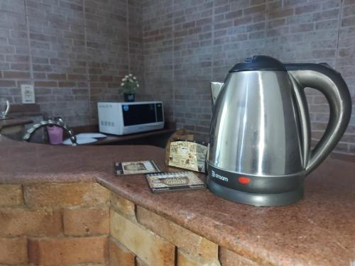 Příslušenství pro přípravu čaje a kávy v ubytování Malak Guest House