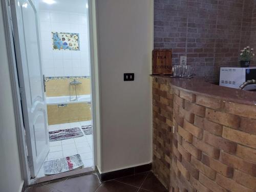 uma cozinha com uma porta de vidro que leva a um lavatório em Malak Guest House no Cairo