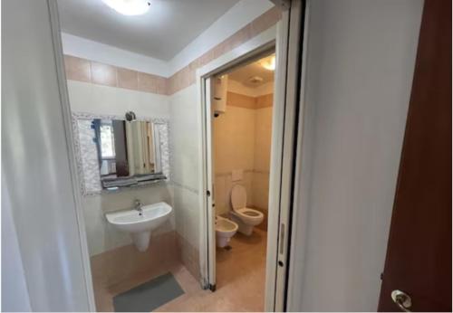 La salle de bains est pourvue d'un lavabo et de toilettes. dans l'établissement Casa Domus del Chirurgo, à Rimini