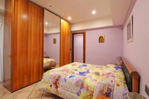 een slaapkamer met een bed met een kleurrijk dekbed bij La Rustica House in Ortona