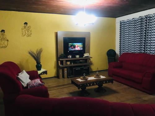 TV a/nebo společenská místnost v ubytování Pousada Jequitibá