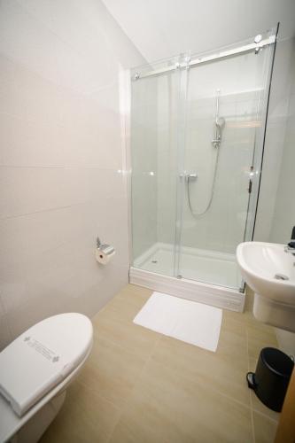 Ένα μπάνιο στο Mini Hotel RiverLux Apartments