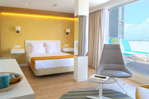 Habitación de hotel con cama y balcón en Rias Bajas, en Pontevedra