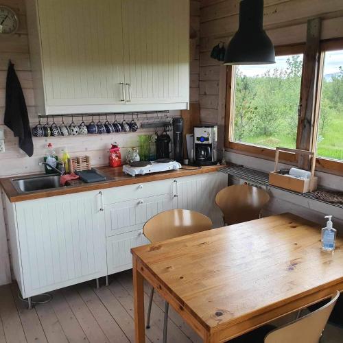 Dapur atau dapur kecil di Log house with a view - Bjalki