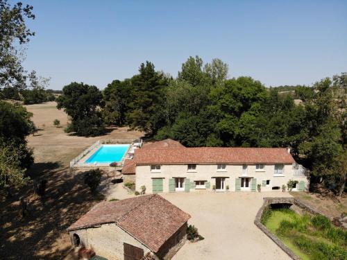 una vista aérea de una casa con piscina en Echo d'Eau Host & Coach, en La Jaudonnière