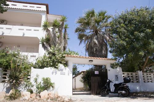 a motorcycle parked in front of a white house at Villa Dacla in Lampedusa