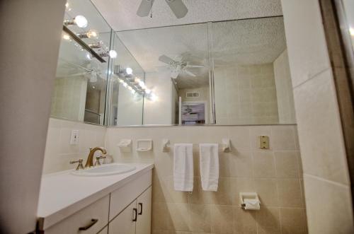 y baño con lavabo y espejo. en Gulfside Resort. Unit 3, en St Pete Beach