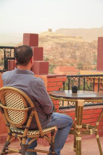 Ein Balkon oder eine Terrasse in der Unterkunft Riad Ouinz