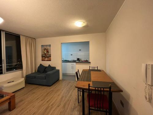 uma sala de estar com uma mesa e um sofá em Apartamento Amoblado 132 Ovalle em Ovalle