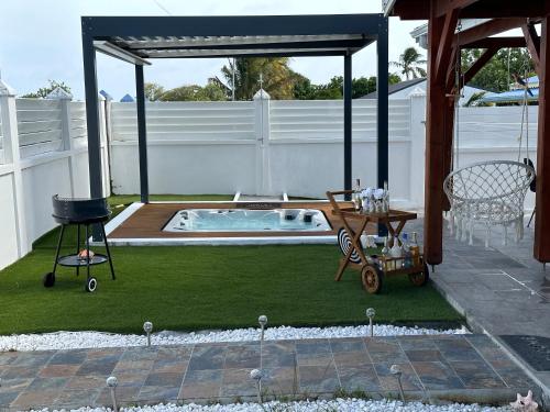 a small backyard with a table and a gazebo at Villa Belle Ile en Mer in Capesterre-de-Marie-Galante