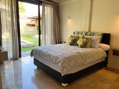 מיטה או מיטות בחדר ב-Seaside Villa Kecil