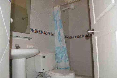 a small bathroom with a toilet and a sink at Casa Playa Tonsupa Tu paraíso frente al mar Internet Alta Velocidad Smart TV Netflix in Tonsupa