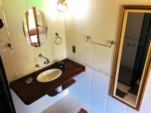 Bilik mandi di Pousada chalés Binitz